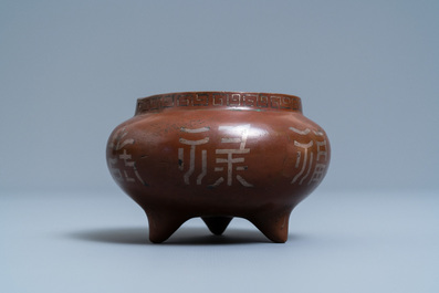 Een Chinese met zilver en koper ingelegde bronzen wierookbrander, Xuande merk, 18/19e eeuw