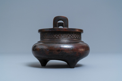 Een Chinese bronzen driepotige wierookbrander, zegelmerk, Yuan