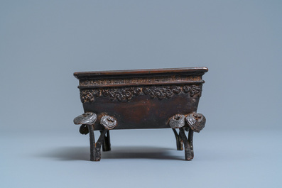 Een Chinese rechthoekige gelakte bronzen wierookbrander, Qing