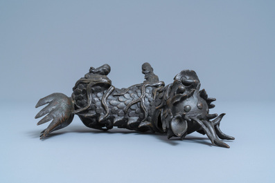 Un br&ucirc;le-parfum en forme de qilin en bronze, Chine, Ming