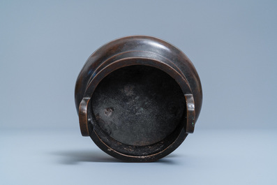 Un br&ucirc;le-parfum tripod en bronze, marque en creux, Yuan