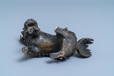 Een Chinese bronzen wierookbrander in de vorm van een kylin, Ming