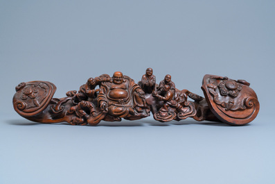 Een grote Chinese gesculpteerde houten ruyi scepter, 19e eeuw