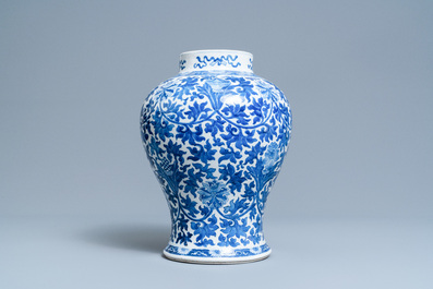 Un vase en porcelaine de Chine en bleu et blanc &agrave; d&eacute;cor de rinceaux de lotus, 19&egrave;me