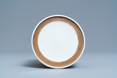 Un pot &agrave; pinceaux en porcelaine de Chine blanc monochrome, 19/20&egrave;me