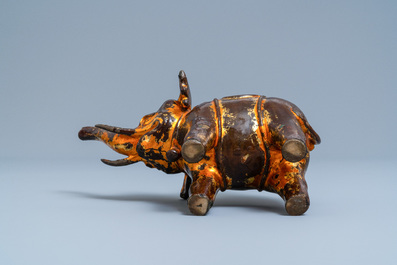 Een Vietnamese gelakte en vergulde bronzen wierookbrander in de vorm van een olifant, 17e eeuw