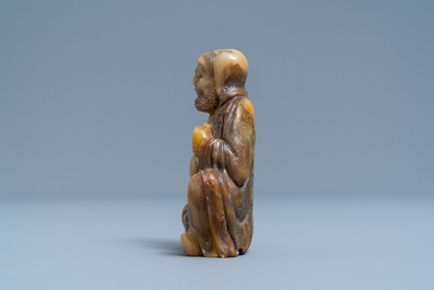 Een Chinese Shoushan zeepstenen figuur van een bebaarde man, 18e eeuw