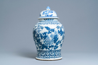 Un grand vase couvert en porcelaine de Chine en bleu et blanc &agrave; d&eacute;cor de dragons, 19&egrave;me
