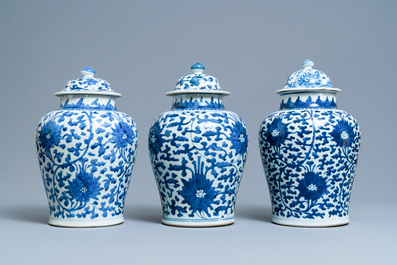 Drie Chinese blauw-witte dekselvazen met lotusslingers, Transitie periode/Kangxi