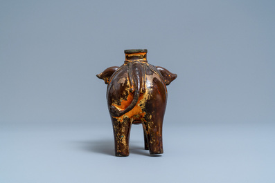 Un br&ucirc;le-parfum en forme d'&eacute;l&eacute;phant en bronze laqu&eacute; et dor&eacute;, Vietnam, 17&egrave;me