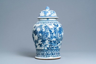 Un grand vase couvert en porcelaine de Chine en bleu et blanc &agrave; d&eacute;cor de dragons, 19&egrave;me