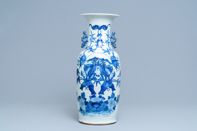 Vier Chinese blauw-witte en celadon vazen, 19e eeuw