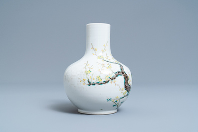 Un vase de forme bouteille en porcelaine de Chine famille rose &agrave; d&eacute;cor de paons, marque de Qianlong, 19&egrave;me