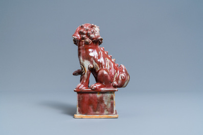 Un mod&egrave;le d'un lion bouddhiste en porcelaine de Chine sang de boeuf monochrome, 19&egrave;me