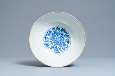 Un grand bol en porcelaine de Chine en bleu et blanc, &eacute;poque Transition