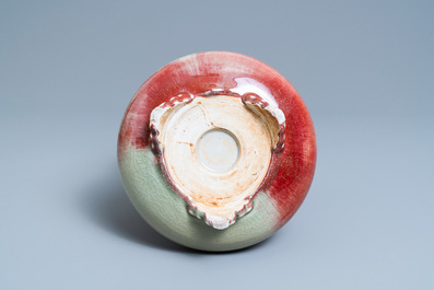 Un br&ucirc;le-parfum tripod en porcelaine de Chine fleur de p&ecirc;che, 18/19&egrave;me