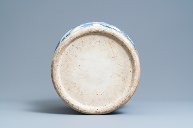 Un grand vase couvert en porcelaine de Chine en bleu et blanc &agrave; d&eacute;cor de dragons, 19&egrave;me