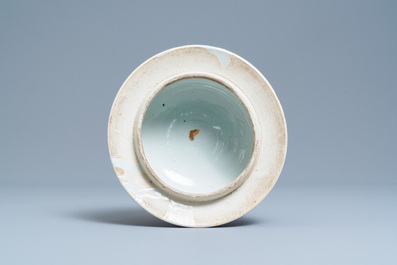 Un grand vase couvert en porcelaine de Chine en bleu et blanc &agrave; d&eacute;cor de dragons, 19&egrave;me