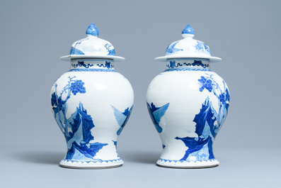 Une paire de vases couverts en porcelaine de Chine en bleu et blanc, 19&egrave;me