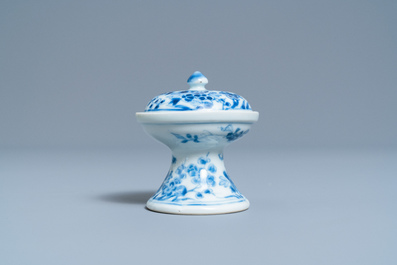 Un saleron et son couvercle en porcelaine de Chine en bleu et blanc, Kangxi