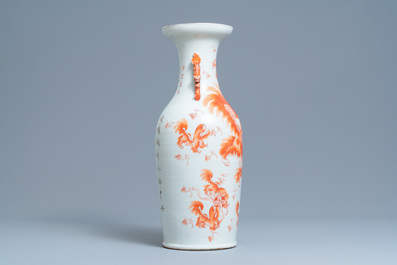 Un vase en porcelaine de Chine &agrave; d&eacute;cor de lions bouddhistes en rouge de fer, 19&egrave;me