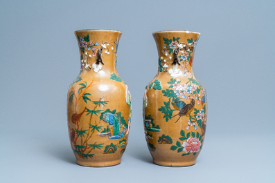 Een paar Chinese famille rose vazen met reli&euml;fdecor en twee met feniksen, 19e eeuw