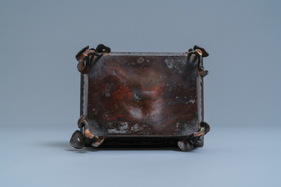 Un br&ucirc;le-parfum de forme rectangulaire en bronze laqu&eacute;, Chine, Qing