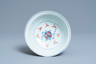 Un bol en porcelaine de Chine en bleu, blanc et rouge de cuivre, marque de Qianlong, 19&egrave;me