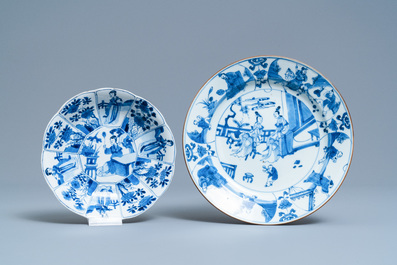Deux assiettes et un encrier en porcelaine de Chine en bleu et blanc, Kangxi