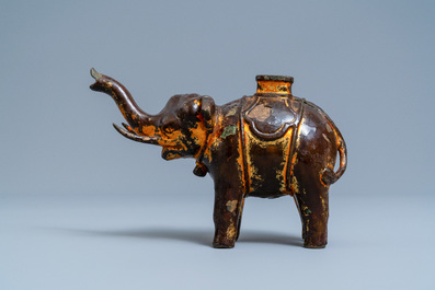 Un br&ucirc;le-parfum en forme d'&eacute;l&eacute;phant en bronze laqu&eacute; et dor&eacute;, Vietnam, 17&egrave;me