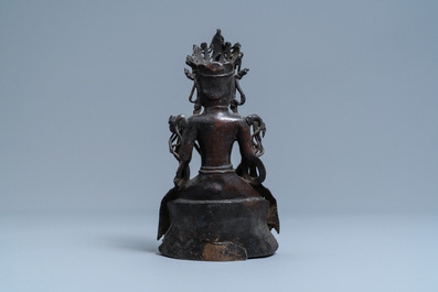 Een Chinese bronzen figuur van Boeddha, Ming