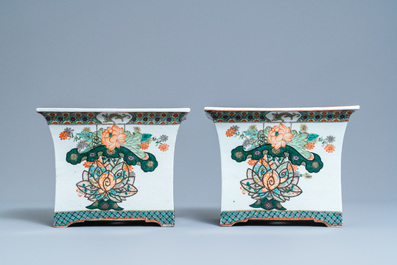 Une paire de jardini&egrave;res de forme rectangulaire en porcelaine de Chine famille rose, 19&egrave;me