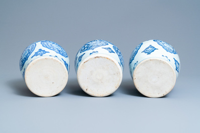 Trois vases couverts en porcelaine de Chine en bleu et blanc pour le march&eacute; islamique, Kangxi