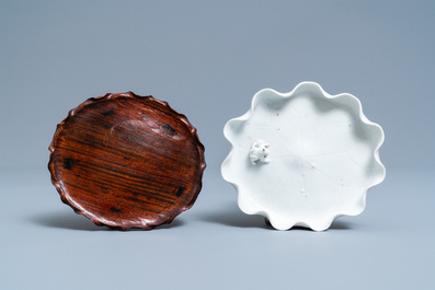 Un lave-pinceaux en porcelaine blanc de Chine figurant une grenouille sur fleur de lotus sur socle en bois sculpt&eacute;, Chine, Kangxi/Yongzheng