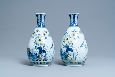 Une paire de vases en fa&iuml;ence de Delft polychrome &agrave; d&eacute;cor d'un dragon et d'animaux dans un jardin fleuri, 17&egrave;me