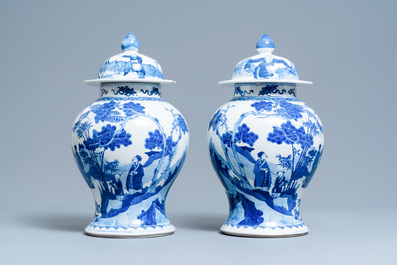 Een paar Chinese blauw-witte dekselvazen met figuratief decor, 19e eeuw