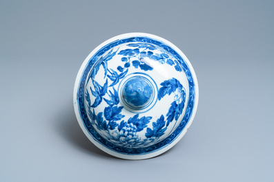 Un grand vase couvert en porcelaine de Chine en bleu et blanc &agrave; d&eacute;cor de dragons, 19&egrave;me