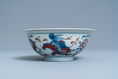 Un bol en porcelaine de Chine en bleu, blanc et rouge de cuivre, marque de Qianlong, 19&egrave;me