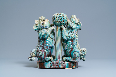 Un grand br&ucirc;le-parfum figurant deux lions bouddhistes en gr&egrave;s porcelaineux &agrave; &eacute;mail flamb&eacute; dite 'de Shiwan', 18/19&egrave;me