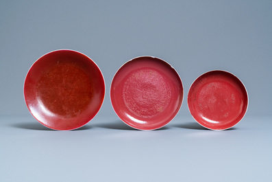 Trois assiettes en porcelaine de Chine rouge de cuivre et de rubis monochrome, Qianlong et apr&egrave;s