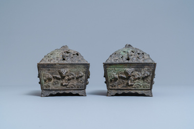 Een paar Chinese bronzen wierookbranders met opengewerkte deksels in Ming-stijl, 19e eeuw