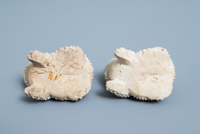 Een paar Chinese biscuit modellen van padden of kikkers, Kangxi