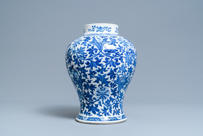 Een Chinese blauw-witte vaas met lotusslingers, 19e eeuw