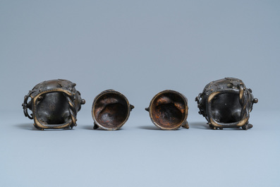 Een paar Chinese gelakte en deels vergulde bronzen wierookbranders in de vorm van luduans, Ming