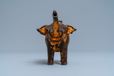 Un br&ucirc;le-parfum en forme d'&eacute;l&eacute;phant en bronze laqu&eacute; et dor&eacute;, Vietnam, 17&egrave;me