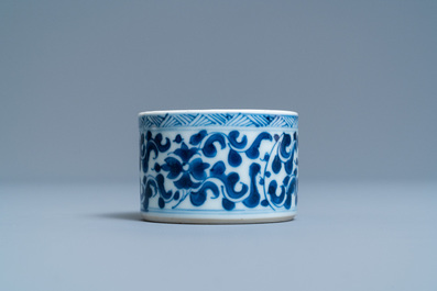 Twee Chinese blauw-witte borden en een inktpot, Kangxi