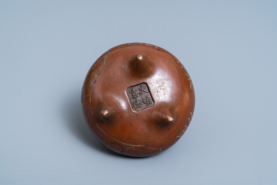 Un br&ucirc;le-parfum en bronze incrust&eacute; d'argent et de cuivre, Chine, marque de Xuande, 18/19&egrave;me