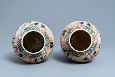 Une paire de vases en porcelaine de Chine famille rose dite 'de Nankin' &agrave; d&eacute;cor d'une sc&egrave;ne de court, 19&egrave;me