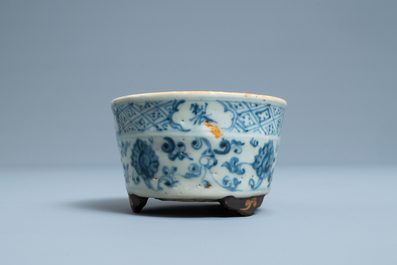 Un br&ucirc;le-parfum tripod en porcelaine de Chine en bleu et blanc, Ming