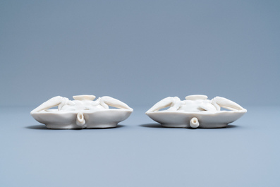 Een paar Chinese Dehua blanc de Chine waterdruppelaars in de vorm van een krab, Kangxi
